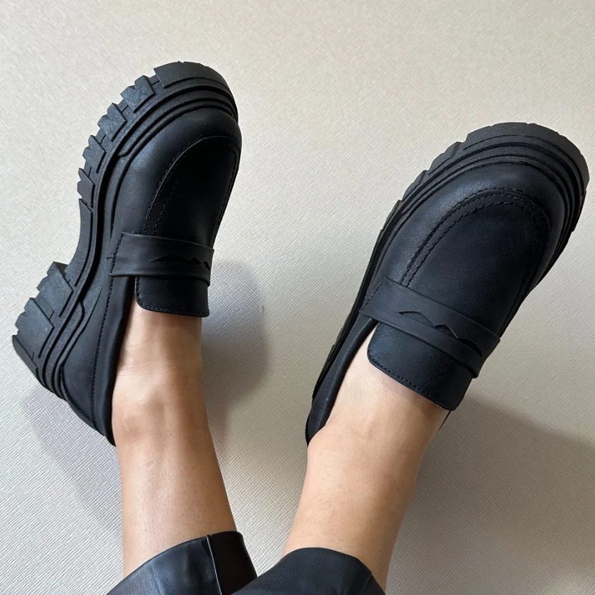 Mocasín negro mate