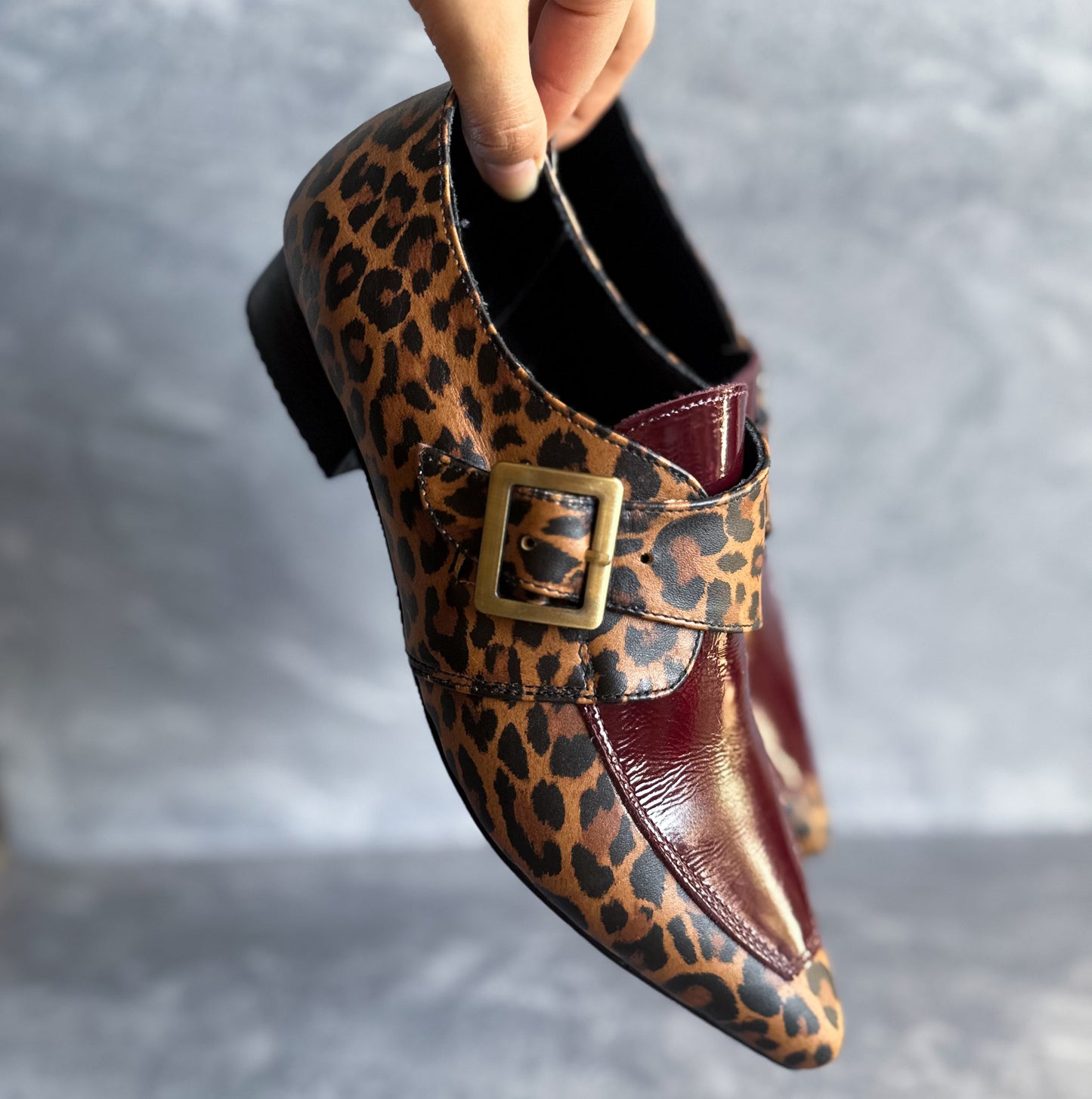 Modelo Ágatha estampado burdeo