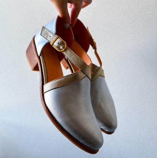 Zapato cruzado plateado con dorado
