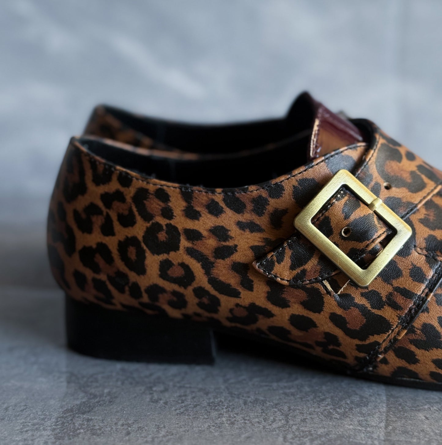 Modelo Ágatha estampado burdeo