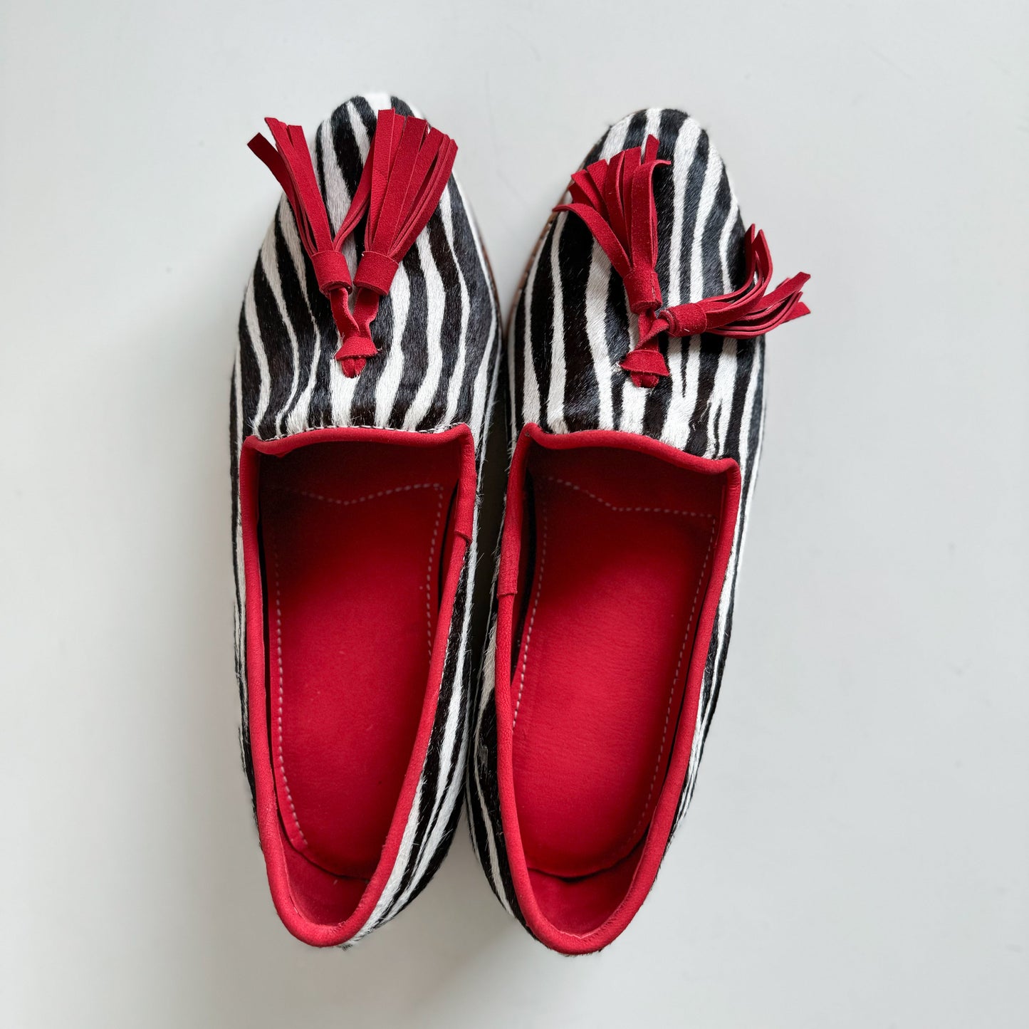 Mocasín Frida cebra rojo