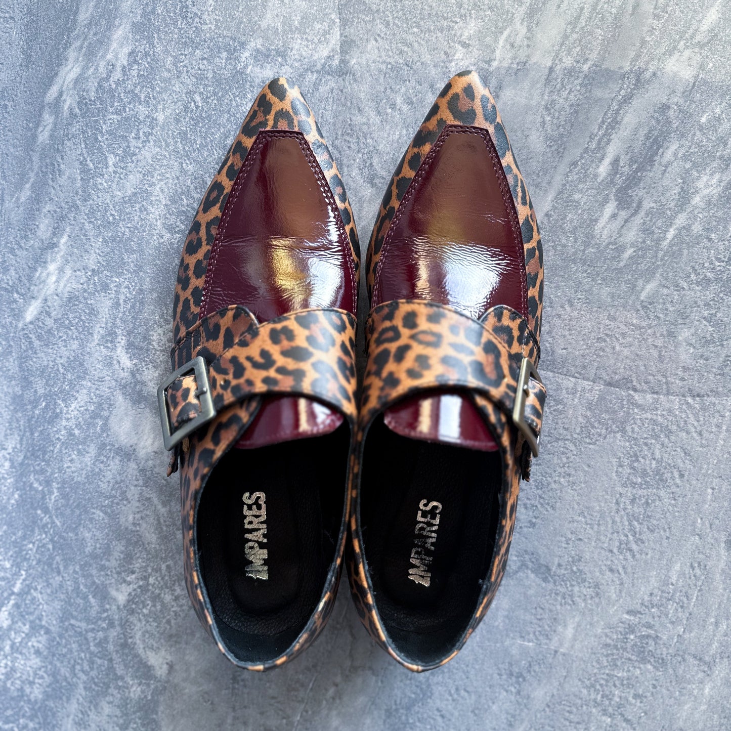 Modelo Ágatha estampado burdeo
