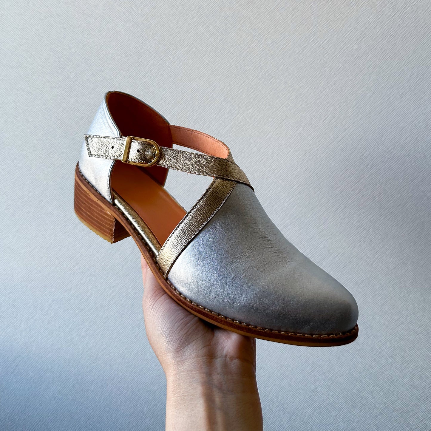 Zapato cruzado plateado con dorado