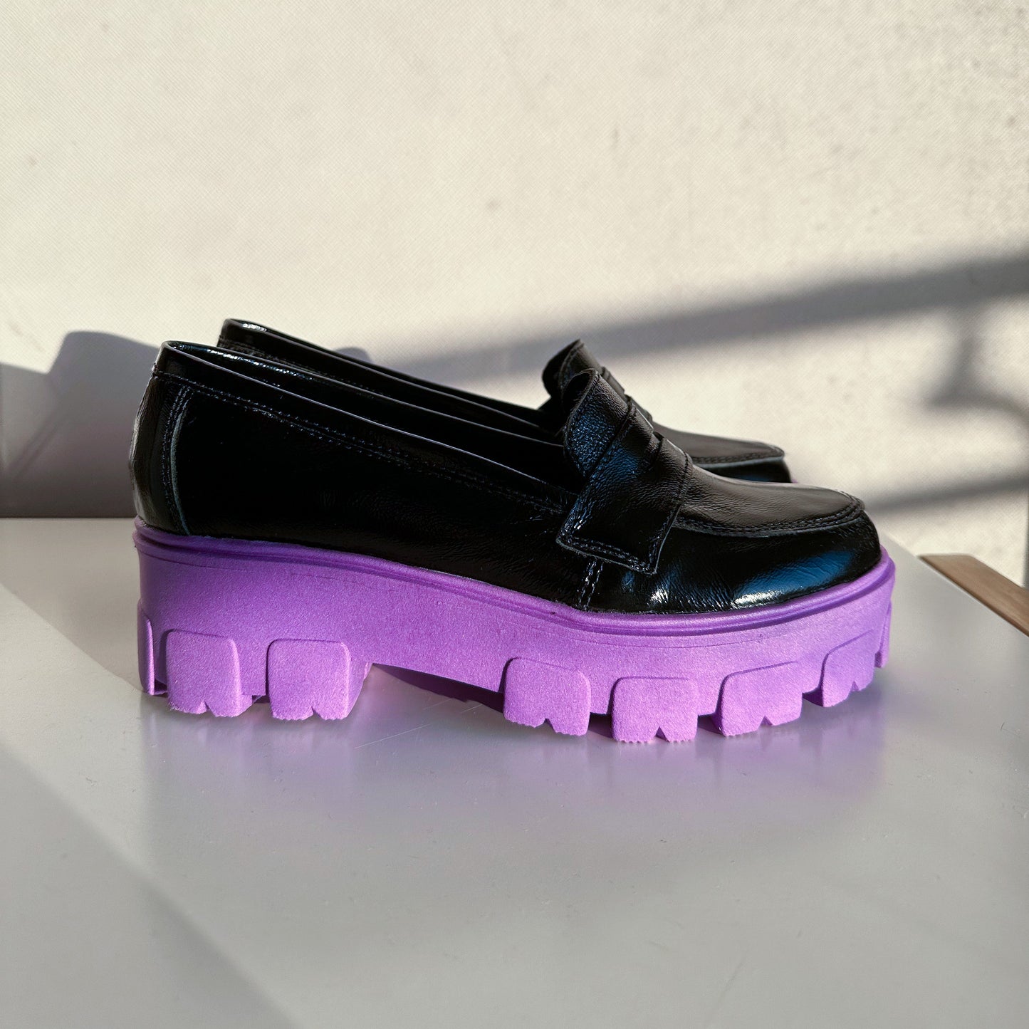 Mocasín plataforma morada