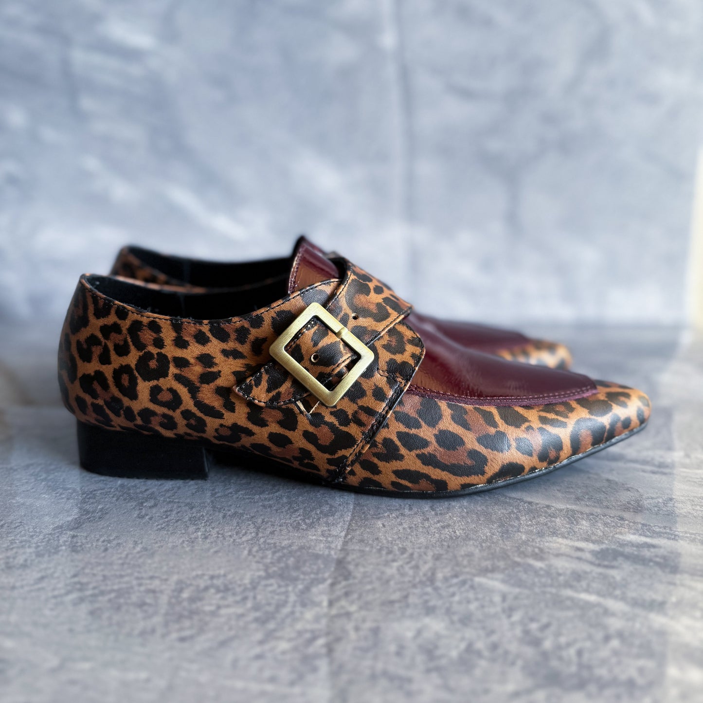 Modelo Ágatha estampado burdeo