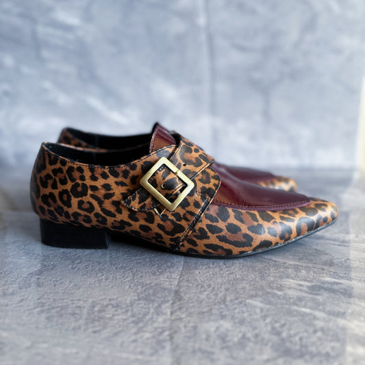 Modelo Ágatha estampado burdeo