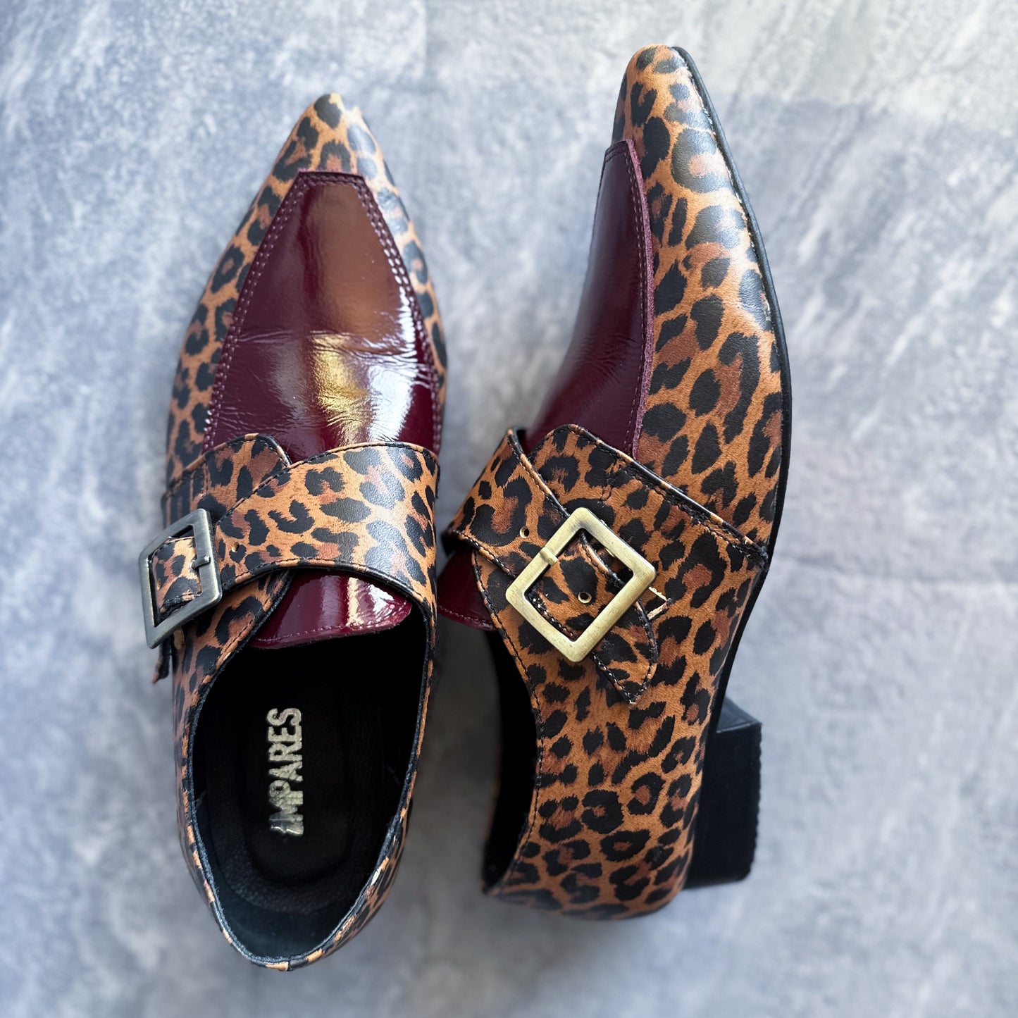 Modelo Ágatha estampado burdeo