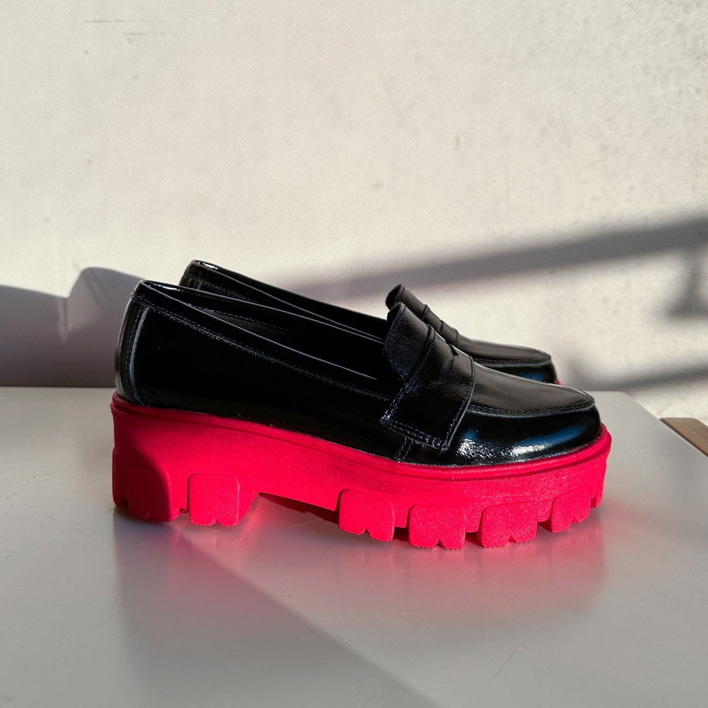 Mocasín plataforma roja