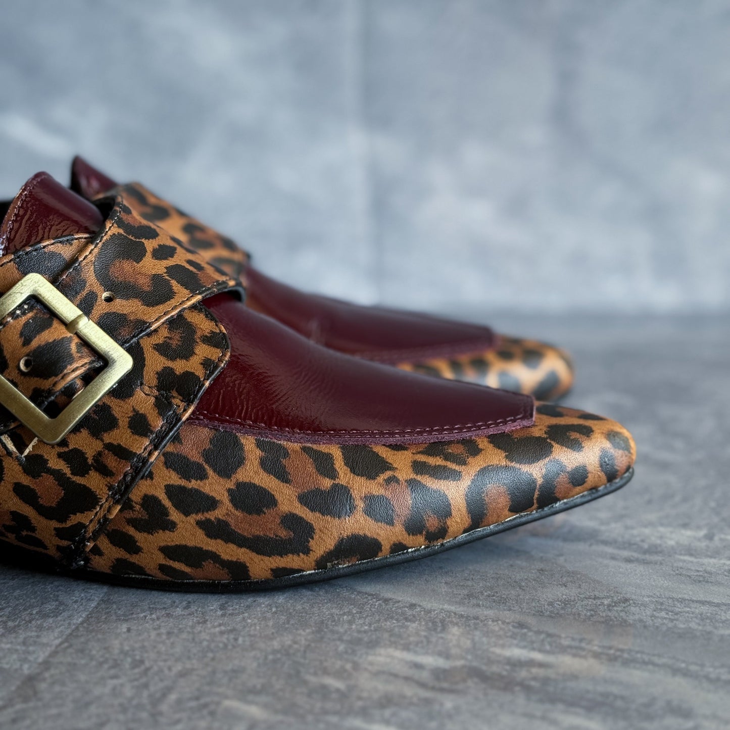 Modelo Ágatha estampado burdeo